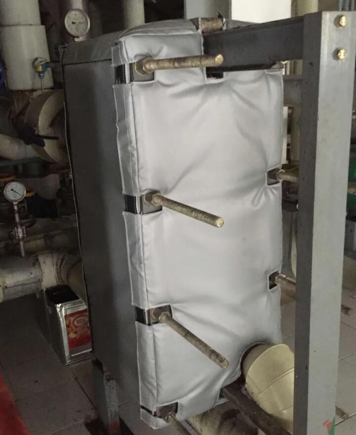 板式<a href=http://m.sdjmqj.cn/e/tags/?tagname=%E6%8D%A2%E7%83%AD%E5%99%A8%E4%BF%9D%E6%B8%A9 target=_blank class=infotextkey>換熱器保溫</a>套